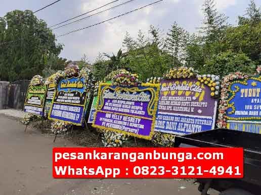 Pesan Ucapan Belasungkawa pada Papan Bunga di Area Bogor
